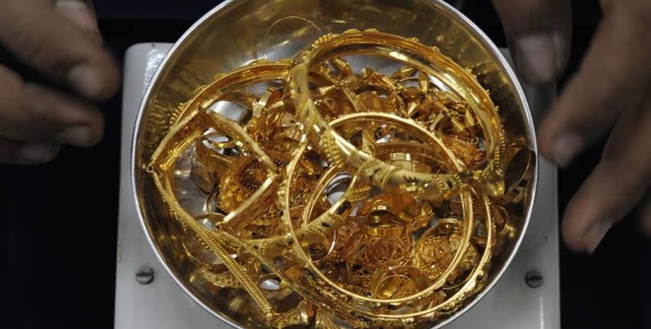 Золото, прикраси, вкрадене золото, злодій повернув золото, знайшли золото, золото у відрі, дорогоцінні прикраси, вкрали золото