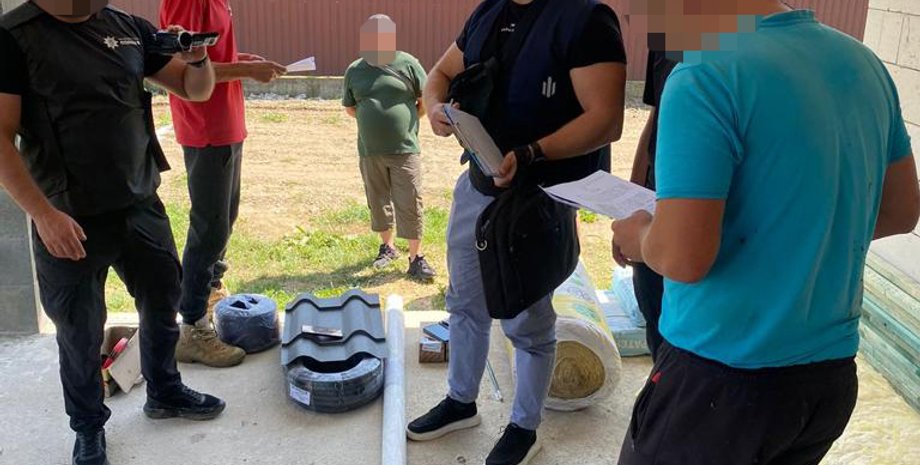 На стройплощадке дома военкома три солдата выполняли работы