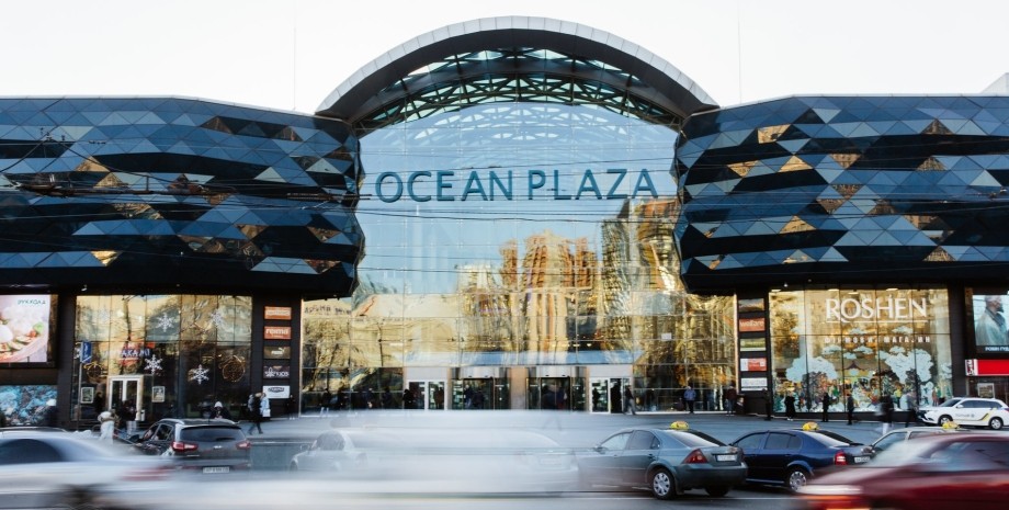 Ocean Plaza — в Киеве авто влетело в торговый центр в Киеве В Киеве белый автомобиль на большой скорости въехал в помещение торгового центра Ocean Plaza на большой скорости