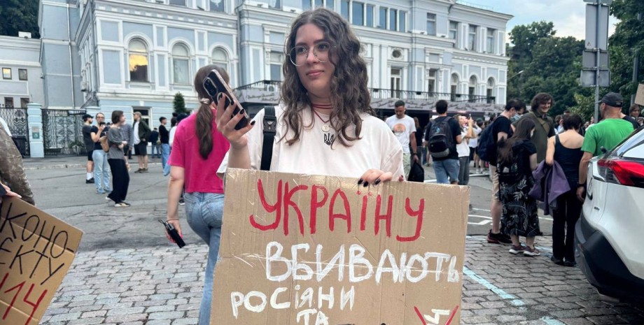 В Киеве митингуют против ликвидации НАБУ После голосования по НАБУ люди начали собираться на митинги против попытки власти ликвидировать антикоррупционные органы