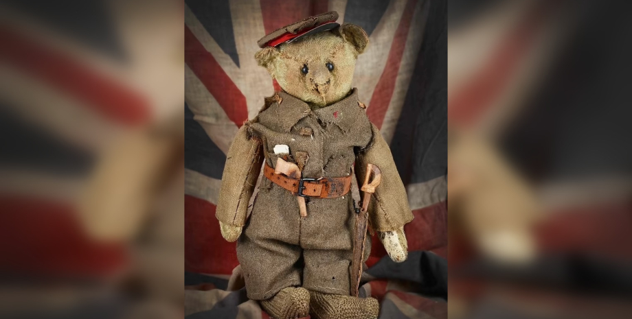 L'ours a été présenté à un garçon de Birmingham, qui l'a absorbé dans un uniform...