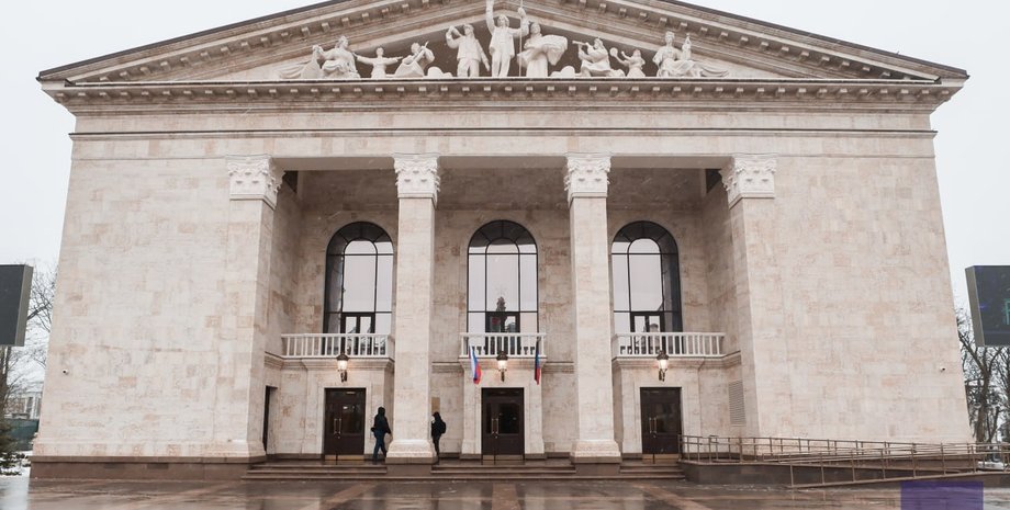 Росіяни відкрили зруйнований власноруч драмтеатр у Маріуполі