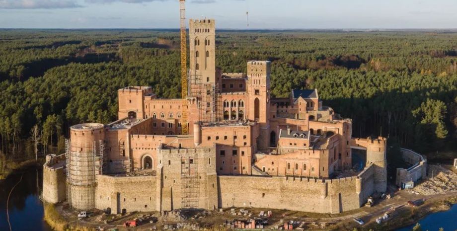 Замок посреди заповедника в Польше, недвижимость, интересные локации, странные места, туризм, путешествия