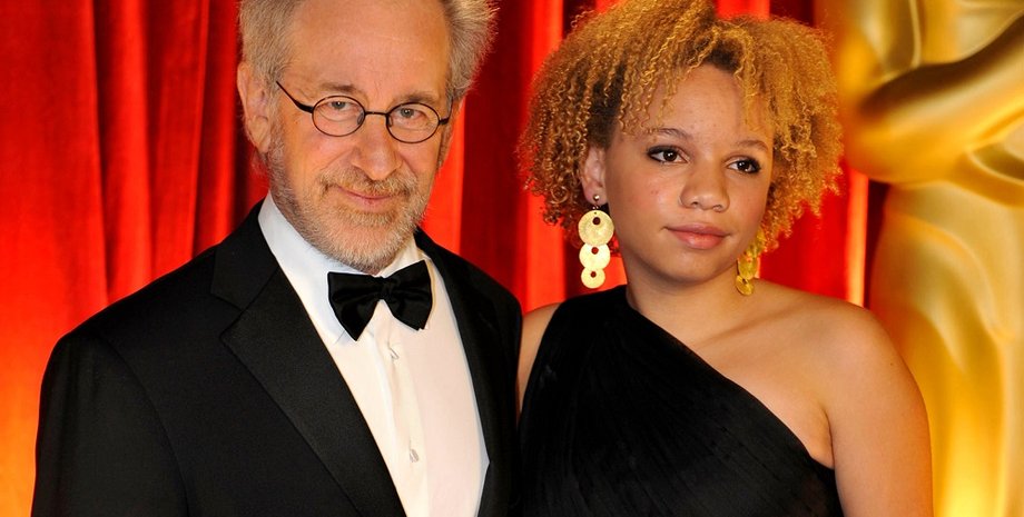 Микаэла с приемным отцом/Фото: People