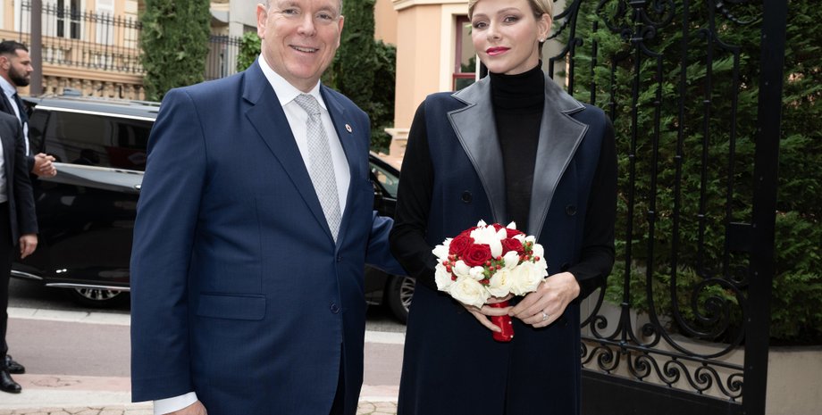 Князь Альбер II и княгиня Шарлен, княгиня Монако, князь Монако, красный крест, подарки на Рождество, лоро пиана