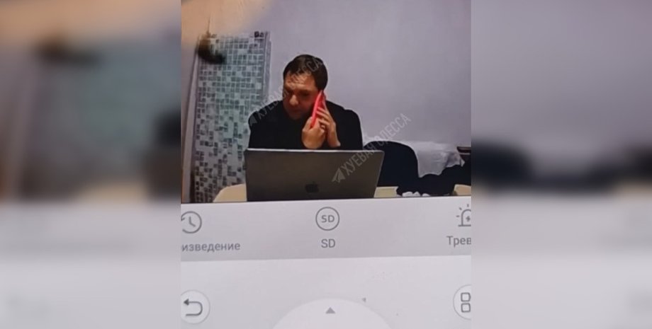 Чоловік на відео, відеокамера запис, відеокамера вайфай, відеокамера крадіжка, відеокамера курйоз