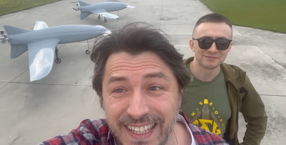 Притула и Стерненко на взлетной полосе рядом с дронами-камикадзе Притула, Стерненко, дроны, беспилотники-камикадзе