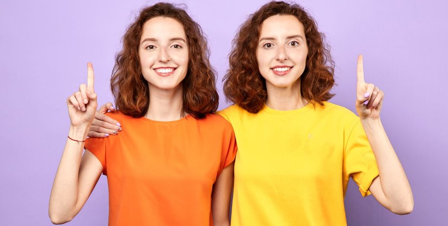 близнюки, руді дівчата, яскраві футболки, підняті пальці