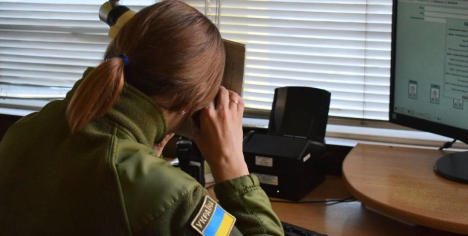 Жінка у військовій формі перед комп'ютером