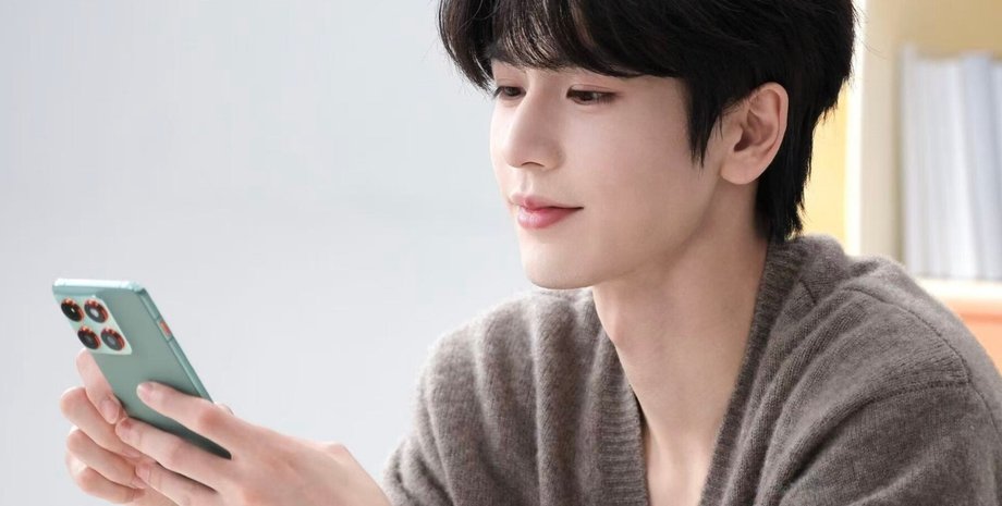 Мужчина со смартфоном Motorola X70 Air