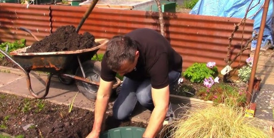 Мужчина в саду, работа в саду, копал землю в саду, необычная находка, под землей, подземное строение, загадочное сооружение, старые кусты,