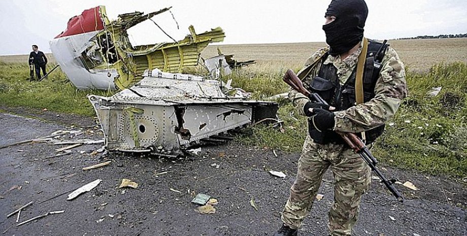 Боевик возле места катастрофы Боинга / Фото: Reuters