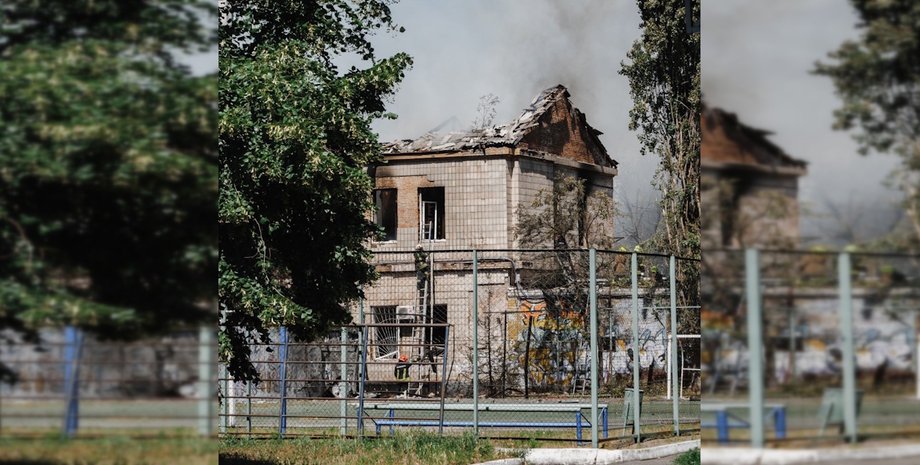 Спасатели на месте попадания в Кременчугский РТЦК и СП