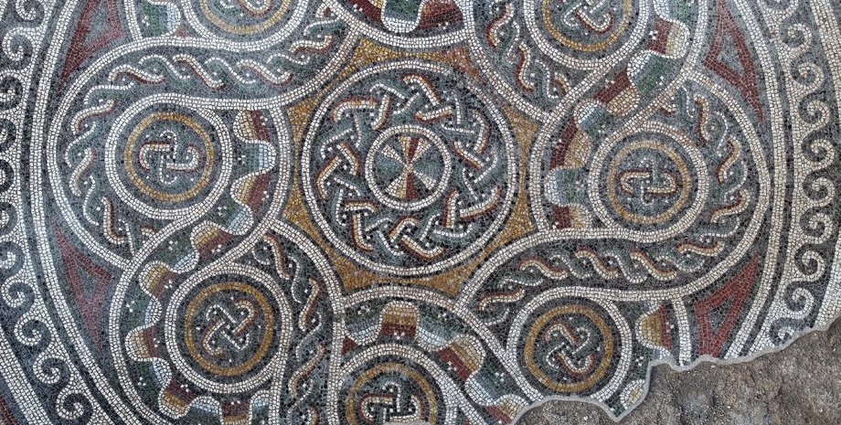 Открытие напольной мозаики в Каппадокии, Раскопки древней виллы в Кайсери, Археологическая находка в Центральной Анатолии, Исторические мозаичные надписи, Культурное наследие Кайсери, Остатки анатолийской цивилизации