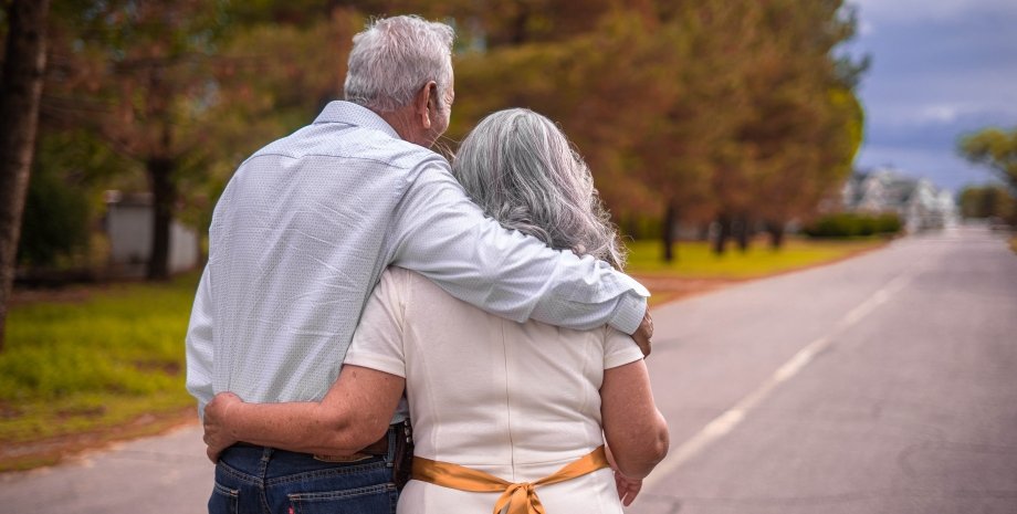 пожилая пара идет по дороге пара, старики, пожилые люди