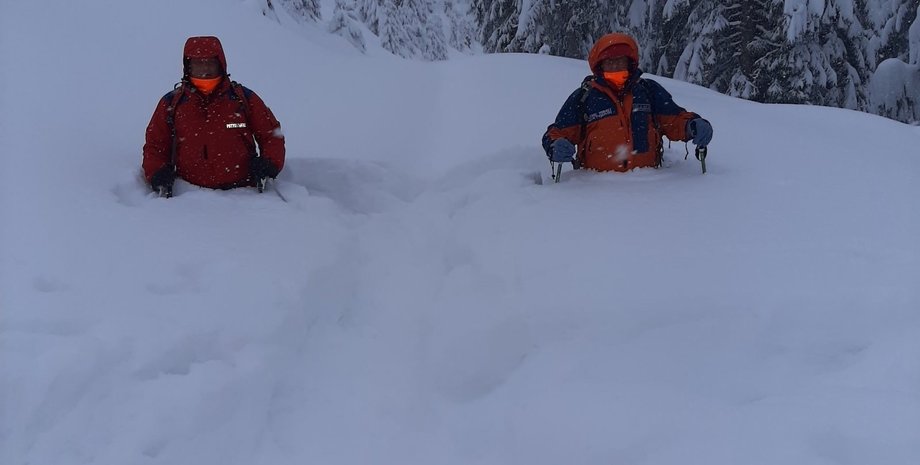 Спасатели в Карпатах, глубокий снег