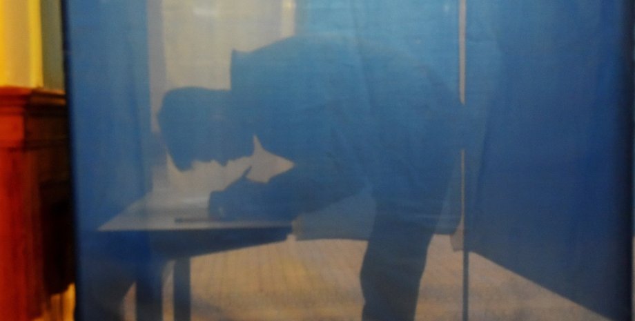 Мужчина голосует на выборах в Украине