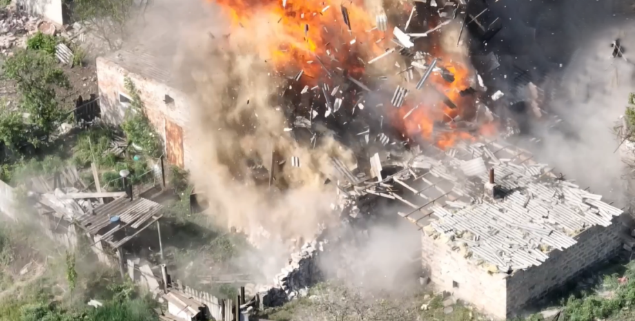 El dron ucraniano con una parte de combate ampliada explotó un edificio en el qu...