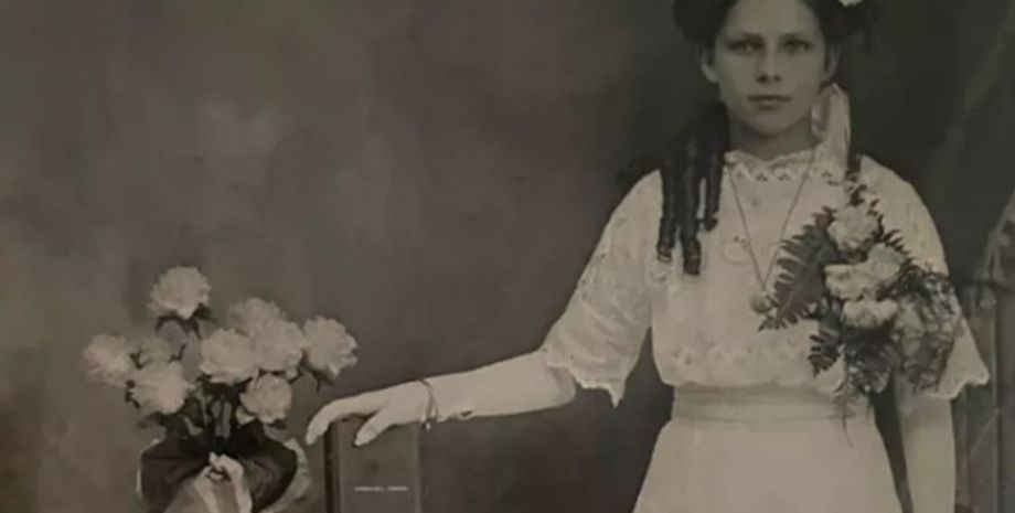 Девушка не могла поверить собственным глазам, когда увидела, насколько она похожа на свою двоюродную прабабушку