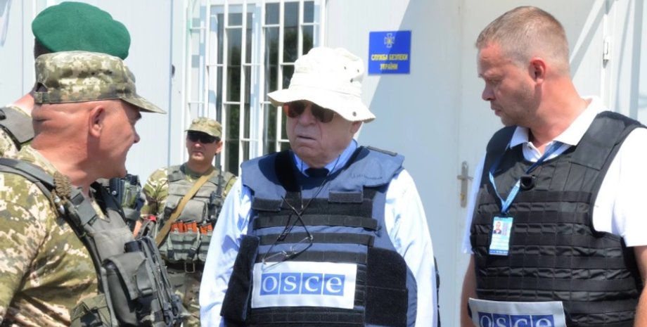 Тони Фриш (в центре) / Фото: 112 Украина