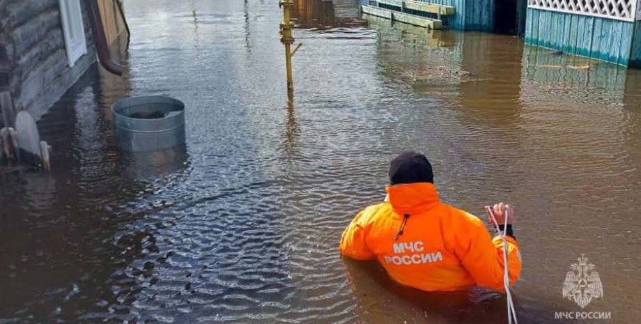 У регіоні ввели режим НС. Притому що паводки почалися ще тиждень тому. В Якутії ...