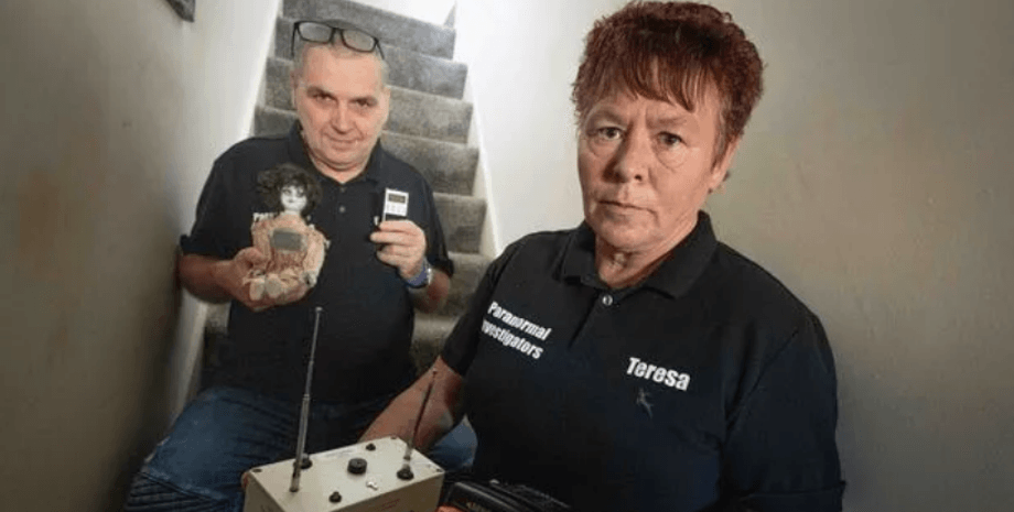 Чарли Харкер, Тереза ​​Хьюз, ступени, аппаратура