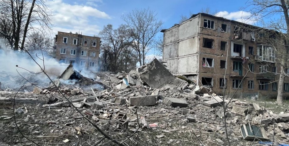 Зруйнований внаслідок авіаудару будинок в Авдіївці
