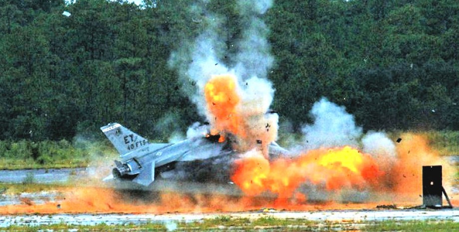 F-16 під час випробувань General Dynamics