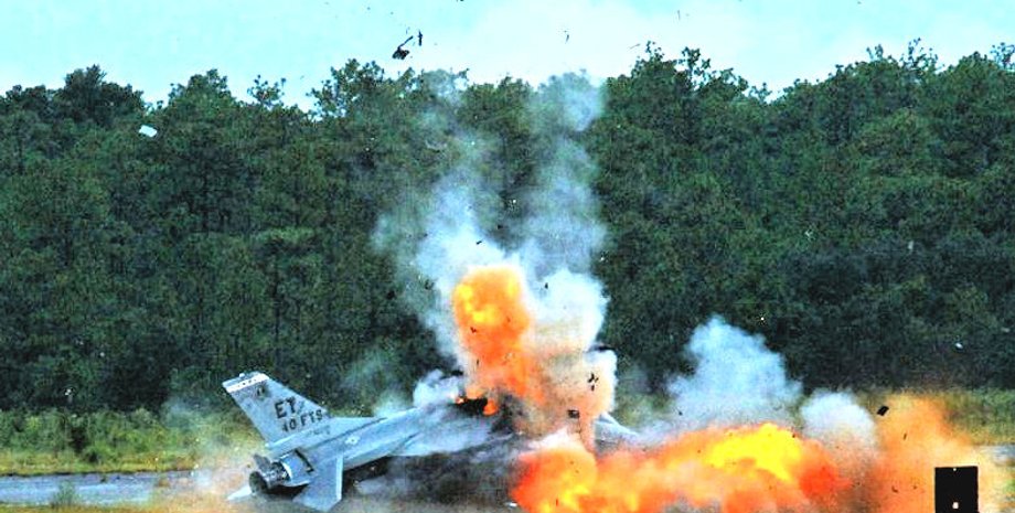 F-16 во время испытаний General Dynamics