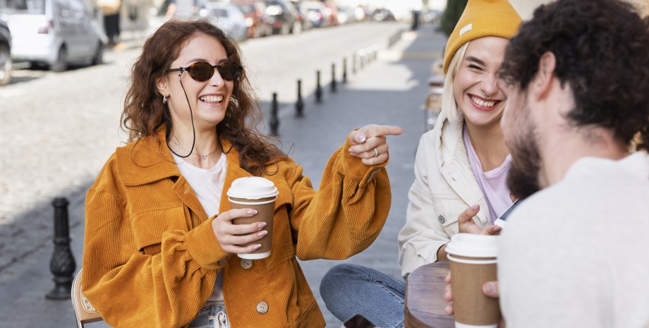 компанія людей друзі, дівчина, хлопець