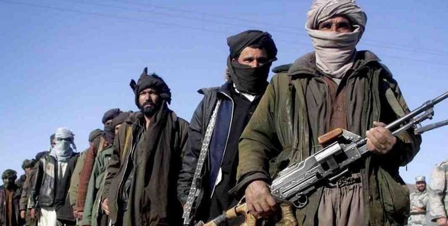 Боевики "Талибана" с оружием