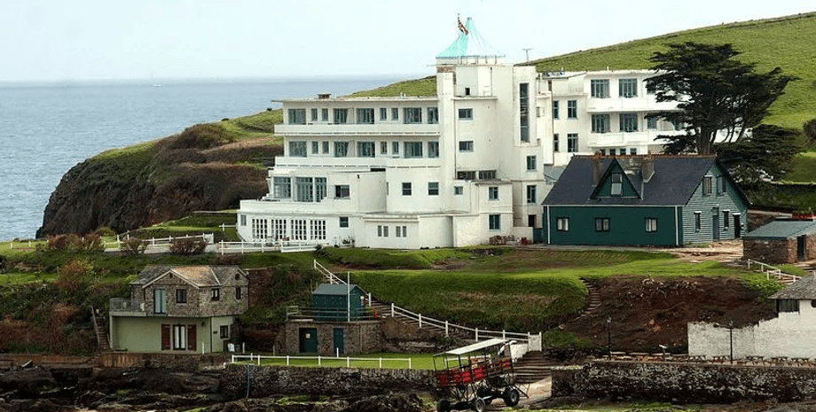 Остров Бург, продажа острова, домик Агаты Кристи, отель, реконструкция отеля, продажа отеля, небольшой остров в Великобритании