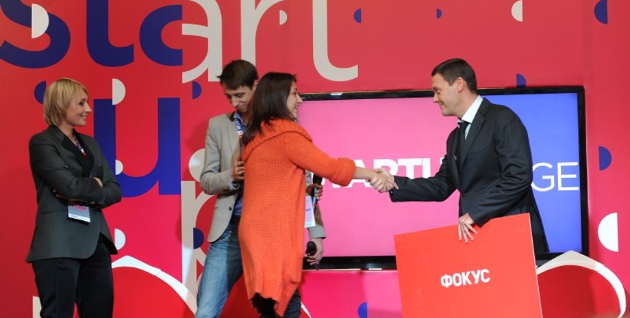 Издатель журнала "Фокус" Борис Кауфман вручает основательнице стартапа Donor.ua Ирине Славинской грант на 100 000 грн.