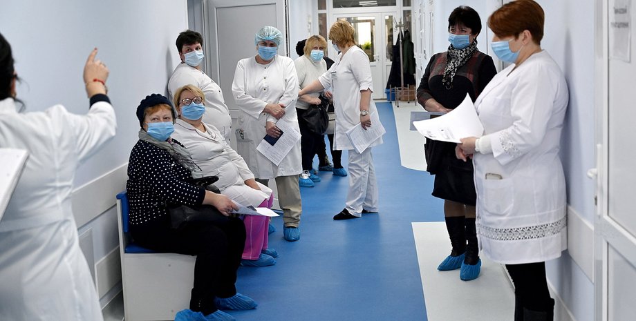 больничный коридор, медработники, очередь на вакцинацию, коронавирус