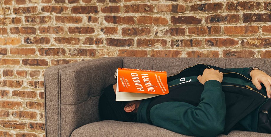 Книга, чтение, увлекся чтением, Илиада, греческая мифология, вор сел почитать книгу, вор увлекся чтением, грабитель сел читать книгу