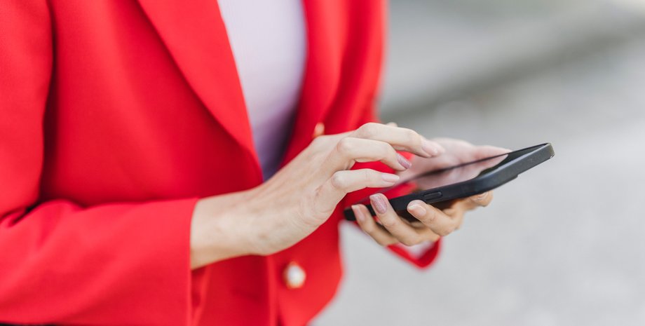 Смартфон Android в руке