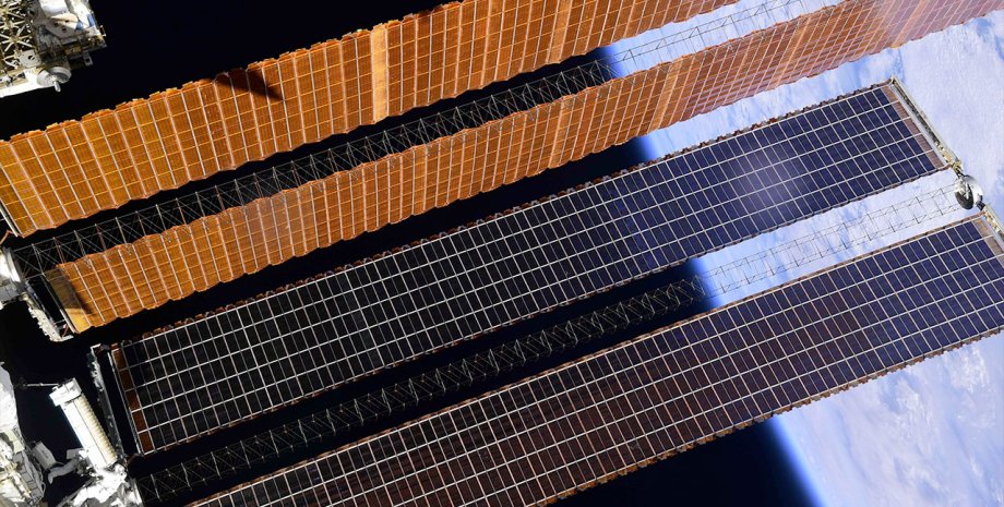 Сонячні батареї МКС