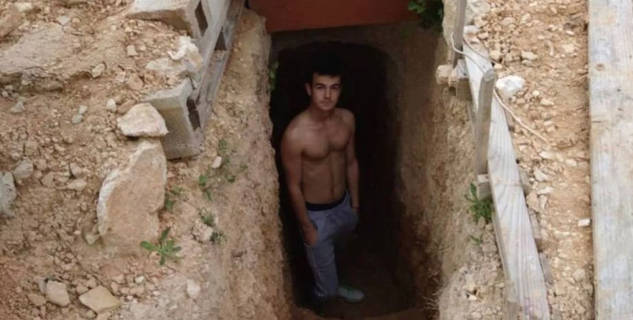 Підліток стоїть біля входу в підземний тунель, який він вирив у саду будинку своїх батьків в Іспанії
