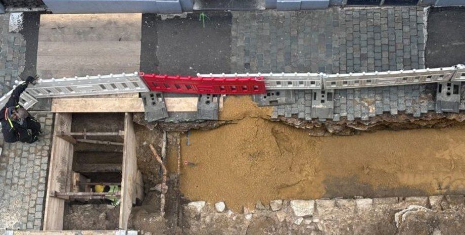 Германия, археологи, археология, раскопки, исследования, город, стена, фрагмент, оборона, укрепление, находка, история, Карл, Аахен, римские времена, площадь, башня