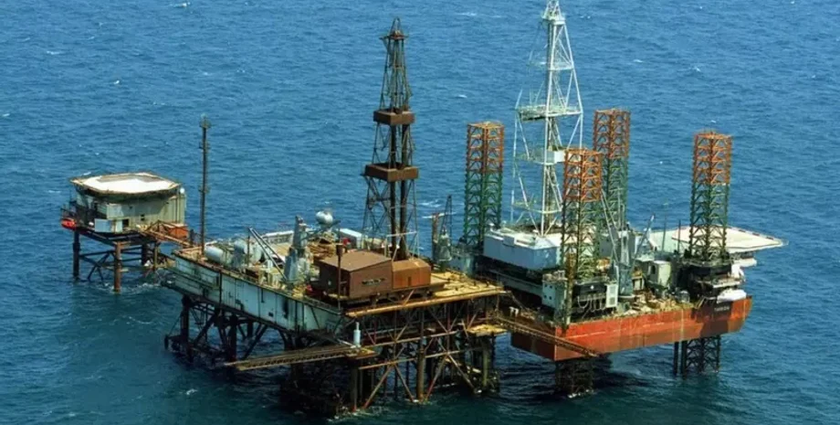Буровые вышки в Черном море, удар ВСУ, Россия, Крым