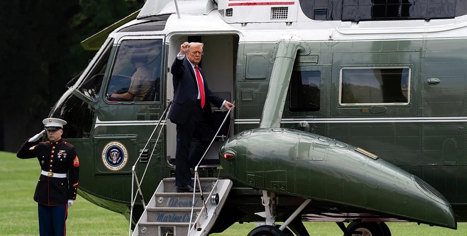 Дональд Трамп поряд з гелікоптером