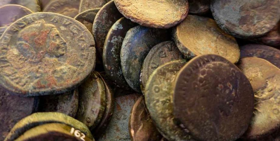 Мужчина ходил с металлоискателем и нашел в поле уникальный клад на 1800 долларов, что он увидел