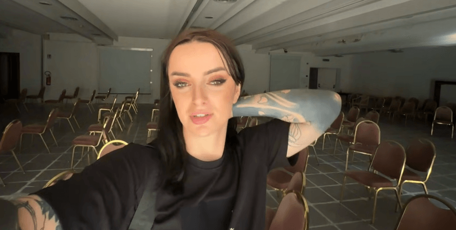 Тиктокерка Александра Киевская в пустом конференц-зале заброшенного отеля с расставленными стульями