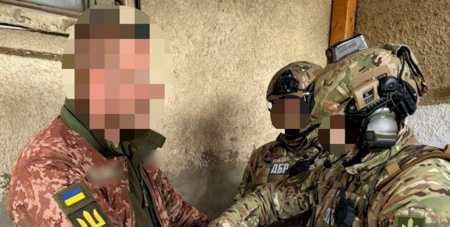 Посадовець ТЦК побив військовозобов’язаного — підозра та наслідки інциденту Посадовець ТЦК завдав тяжких травм військовозобов’язаному та перебуває під підозрою.