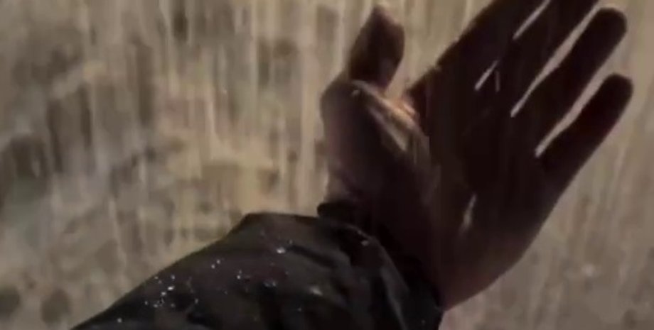 Удари по Києву — через сильні морози вода замерзала в повітрі