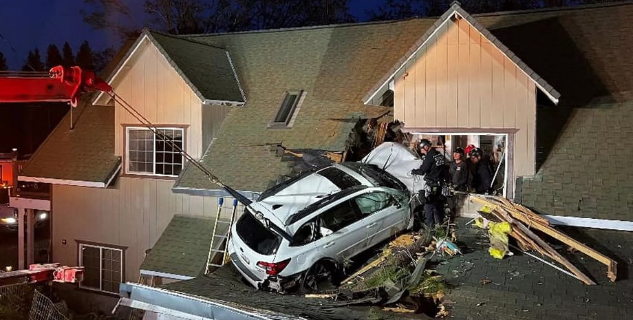 дтп в США, авто на даху, курйозне ДТП, Subaru Outback