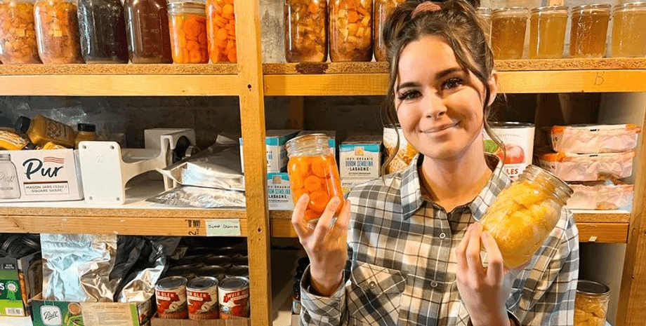 Жінка готується до судного дня, Судний день, курйози, борються за їжу, запаси продуктів, їжа, пандемія, ізоляція