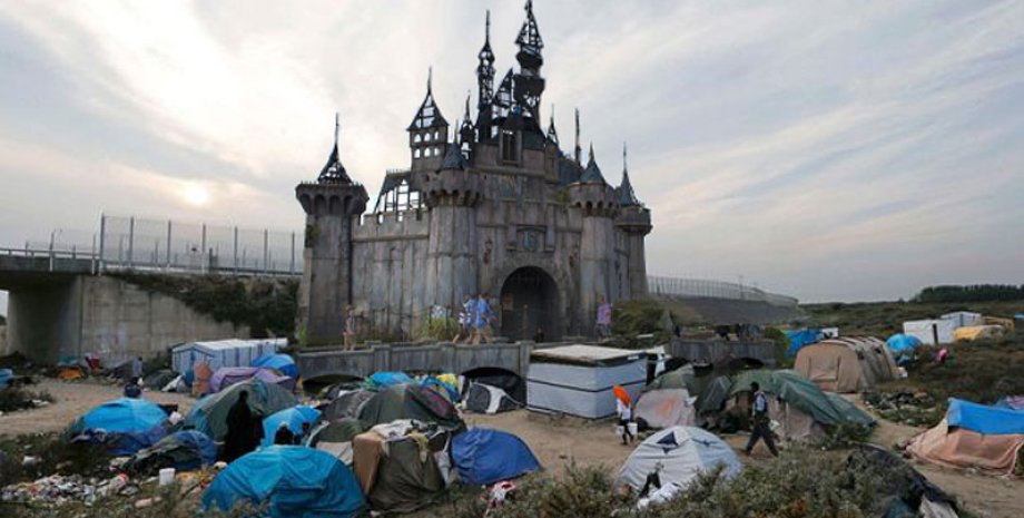 Палатки беженцев на фоне Dismaland / Фото: dismaland.co.uk