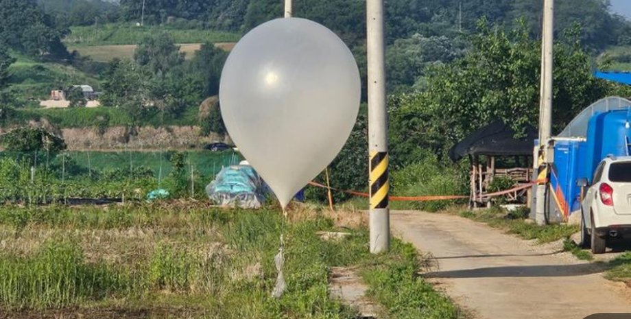 Сміттєві кулі з КНДР