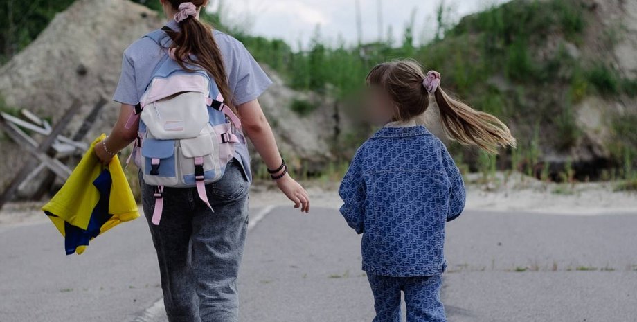 Вернувшиеся к матери девочки, фото